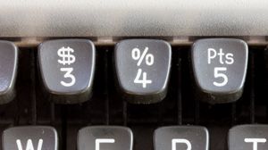 ₧ 기호가 있는 1970년대 AEG Olympia Traveller de Luxe 타자기