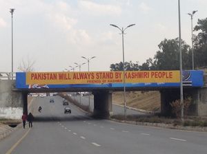 매년 2월 5일 카슈미르 연대 기념일은 파키스탄에서 기념된다. 이 배너는 이슬라마바드에 걸렸다.