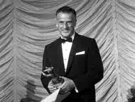 스탠리 크레이머가 1960년 베를린 영화제에서 영화 풍선으로 상을 받고 있다.