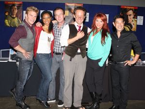 휴버(왼쪽에서 네 번째)는 스타 트렉 컨티뉴의 출연진과 함께