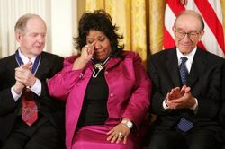 프랭클린은 2005년 11월 9일 백악관에서 자유 훈장을 받은 후 눈물을 닦고 있다.