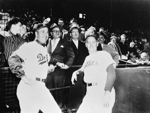 1957년 필리스 감독 메이요 스미스와 함께 있는 올스턴 (왼쪽)