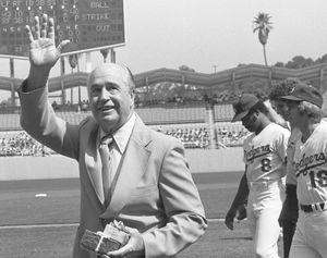 알스턴은 은퇴 일주일 후 다저스 스타디움에서 팬들에게 손을 흔들며 격려했다