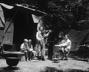 피터 시거 (아버지 무릎에 앉음)와 아버지 찰스, 어머니 콘스탄스 시거와 형제들이 함께 캠핑을 떠남 (1921년 5월 23일)