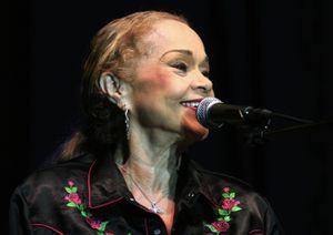 2006년 미시간주 래싱에서 열린 커먼 그라운드 페스티벌에서의 제임스