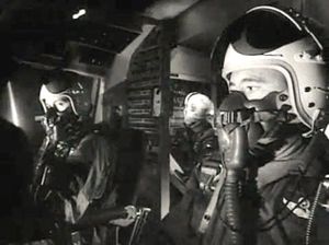 에드워드 빈스 - 잭 그레이디 대령 (오른쪽)