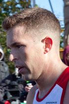 크루컷 해병대 중위, 2011년. 옆모습은 앞 이마선에서 정수리까지 머리카락의 길이가 짧아지는 것을 보여준다.