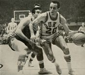 듀크 선수 잭 멀렌(#20)은 농구를 할 때 와이드우 피크 뒤로 후퇴한 헤어라인에 맞춰 디자인된 크루컷을 하고 있다.