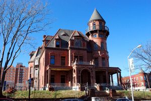 크루거 맨션. 뉴어크 최초의 여성 백만장자이자 아프리카계 미국인 미용 기업가 루이즈 스콧 소유였으며, 이전에는 독일인 양조업자 고트프리드 크루거 소유, 고트프리드 크루거 양조 회사 공동 설립자였다.