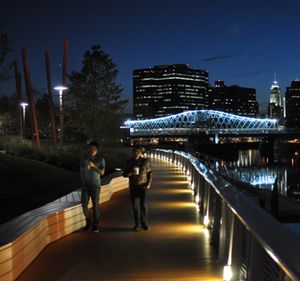 리버프런트 공원의 오렌지색 보드워크와 잭슨 스트리트 다리