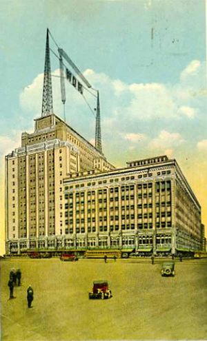 6층에 스튜디오를 두고 옥상에 화려한 안테나를 설치한 Bamberger는 더 많은 라디오를 판매하기 위해 WOR을 개국했다.