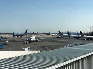 2022년 9월 뉴어크 리버티 국제공항 C 터미널에서 뉴욕 시와 저지 시의 스카이라인 모습