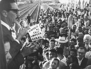 1960년 선거에서 유세하는 자니우 콰드로스