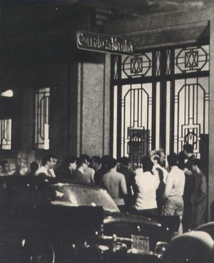 쿠데타에 대한 특별호 발행을 기다리는 Correio da Manhã 신문사 앞에서 모인 군중들