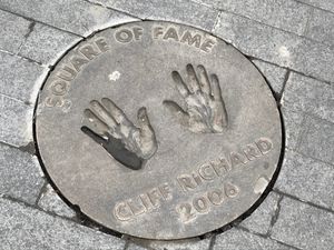 런던 웸블리 명예의 광장에 있는 리처드의 핸드프린트