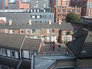 그라나다 스튜디오의 이전 코로네이션 스트리트 야외 세트. 맨체스터 시내와 가까워 프로그램에 포함되지 않은 고층 건물이 보인다.