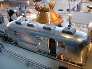 스티븐 F. 우드바-헤이지 센터에 전시된 아폴로 11호의 이동식 격리 시설(2009년)