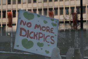 2018 여성 행진의 표지판, "더 이상 딕픽은 안 돼"라고 적혀 있음