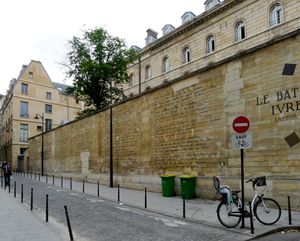 파리의 벽에 있는 시 취한 배