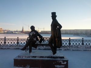 러시아 연방마리옐 공화국의 요시카르올라에 세워진 푸시킨과 오네긴의 동상. 작품 제1장의 장면