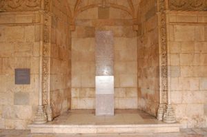 1985년부터 리스본 Hieronymites Monastery 회랑에 있는 페소아의 무덤.