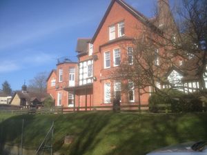 오든이 다닌 서리주 힌드헤드에 있는 세인트 에드먼드 학교