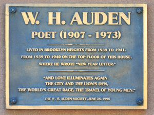 뉴욕 브루클린 하이츠에 있는 오든의 집 중 한 곳에 있는 기념패