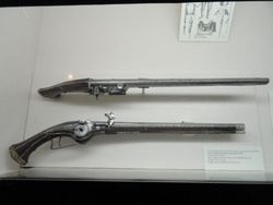 초기 흉갑기병의 주무기인 긴 총신을 가진 한 쌍의 휠락 권총