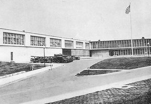 1955년에 촬영된 류큐사령부의 본부 건물 (오키나와 타임스 저작권 소유 및 공개)