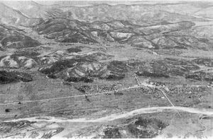 여러 능선이 내려다보이는 마을