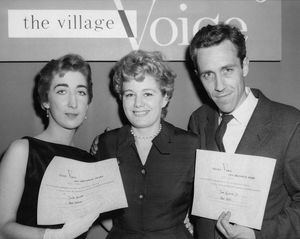 1956년 오비상 시상식에서 줄리 바바소, 제이슨 로바즈와 함께한 윈터스