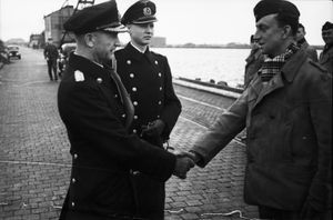 1940년 4월 19일, 빌헬름스하펜. U보트 승무원과 악수하는 되니츠.