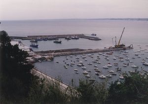 두 개의 부두 안의 어선 두 척과 그 밖에 여러 레저 선박.