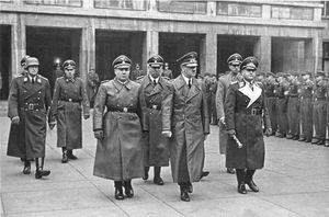 브란트(오른쪽), 히틀러와 마르틴 보어만 뒤에서, 밀히 원수 뒤를 따르고 있다.