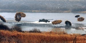 얕은 강을 도하하는 K2 전차