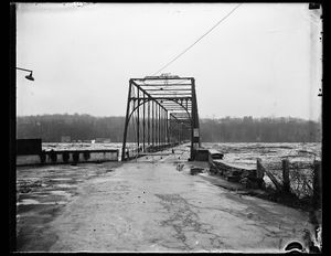 1936년 홍수 당시 체인 다리 위로 포토맥 강물이 범람하고 있다.