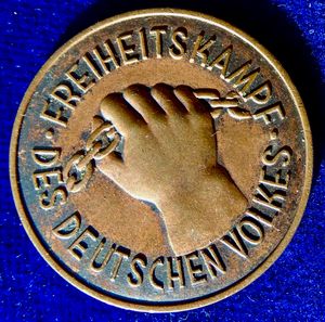 영 계획에 반대하는 국민 투표 캠페인 메달. "독일 국민의 자유 투쟁"이라고 적혀 있다.