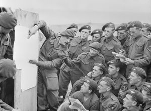 제6공수사단 제22독립강하중대 대원들이 1944년 6월 4일부터 6월 5일 사이 침공에 대해 브리핑을 받고 있다.