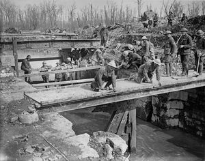 1917년 4월 22일 생로랑-블랑지에서 임시 다리를 건설하는 왕립 공병대
