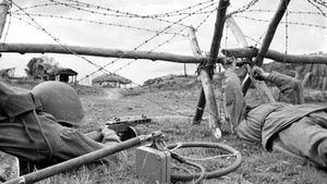 1943년 6월, 중앙 전선의 소련 공병들이 철조망을 설치하고 있다