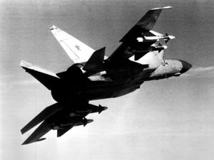 4기의 AA-6 Acrid 미사일을 장착한 소련 미코얀-구레비치 MiG-25