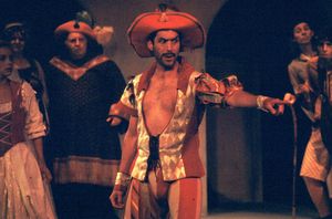 2003년 카멜 셰익스피어 페스티벌 프로덕션에서 케빈 블랙이 "결혼 복장"을 입고 있다