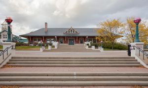 리엘 플라자 및 기차역