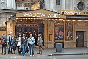 윈덤 극장에서 공연된 섀도우랜드.