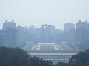 이 기념비는 대동강 건너편에 있는 만수대 대 기념비의 정반대편에 위치해 있으며, 그곳에서 볼 수 있다.