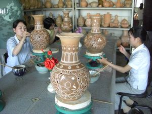 만수대창작사에서 도자기를 제작하는 예술가들