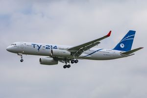 통합 항공기 제작사(United Aircraft Corporation) 도색의 Tu-214.