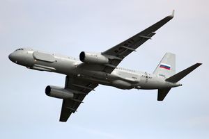 보리소글레브스코예 비행장에서 비행 중인 Tu-214R (2014년)
