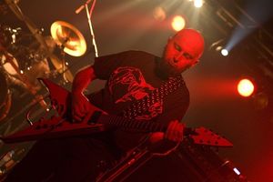 기타리스트 잭 오웬은 데스 메탈 밴드 카니발 콥스, 디사이드, 식스 피트 언더에서 활동했다.