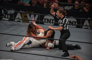 베이커가 피니시 기술인 Lockjaw를 시전하고 있다